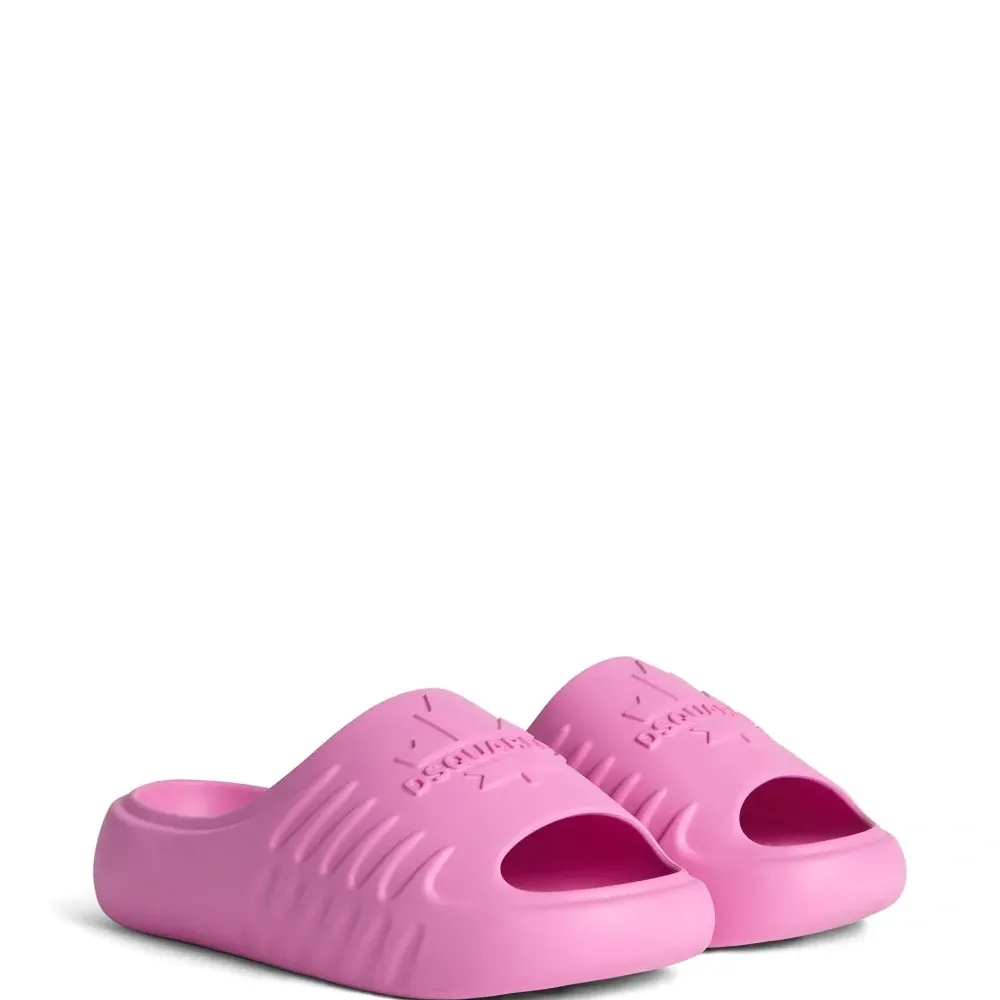 Шлепанцы с тисненым логотипом Шлепанцы с тисненым логотипом