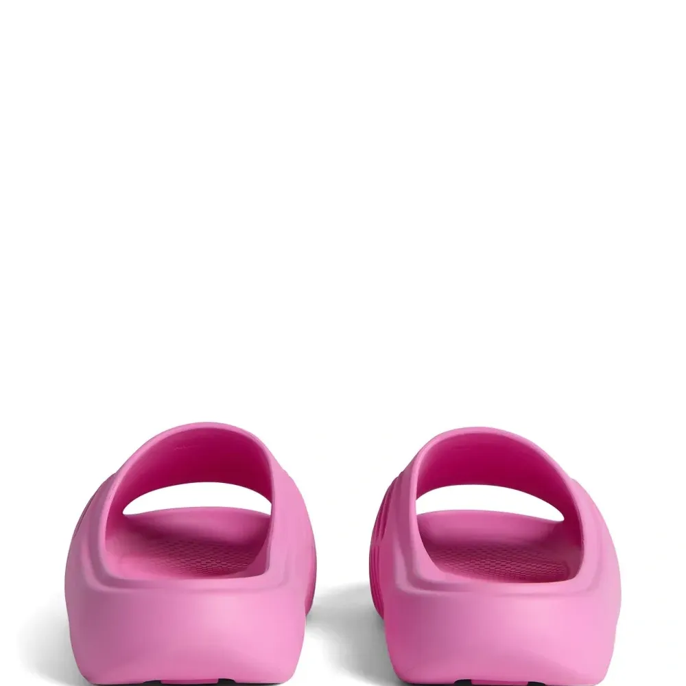 Шлепанцы с тисненым логотипом Шлепанцы с тисненым логотипом