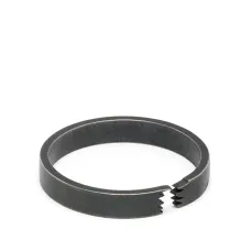 Обручальное кольцо с вырезами