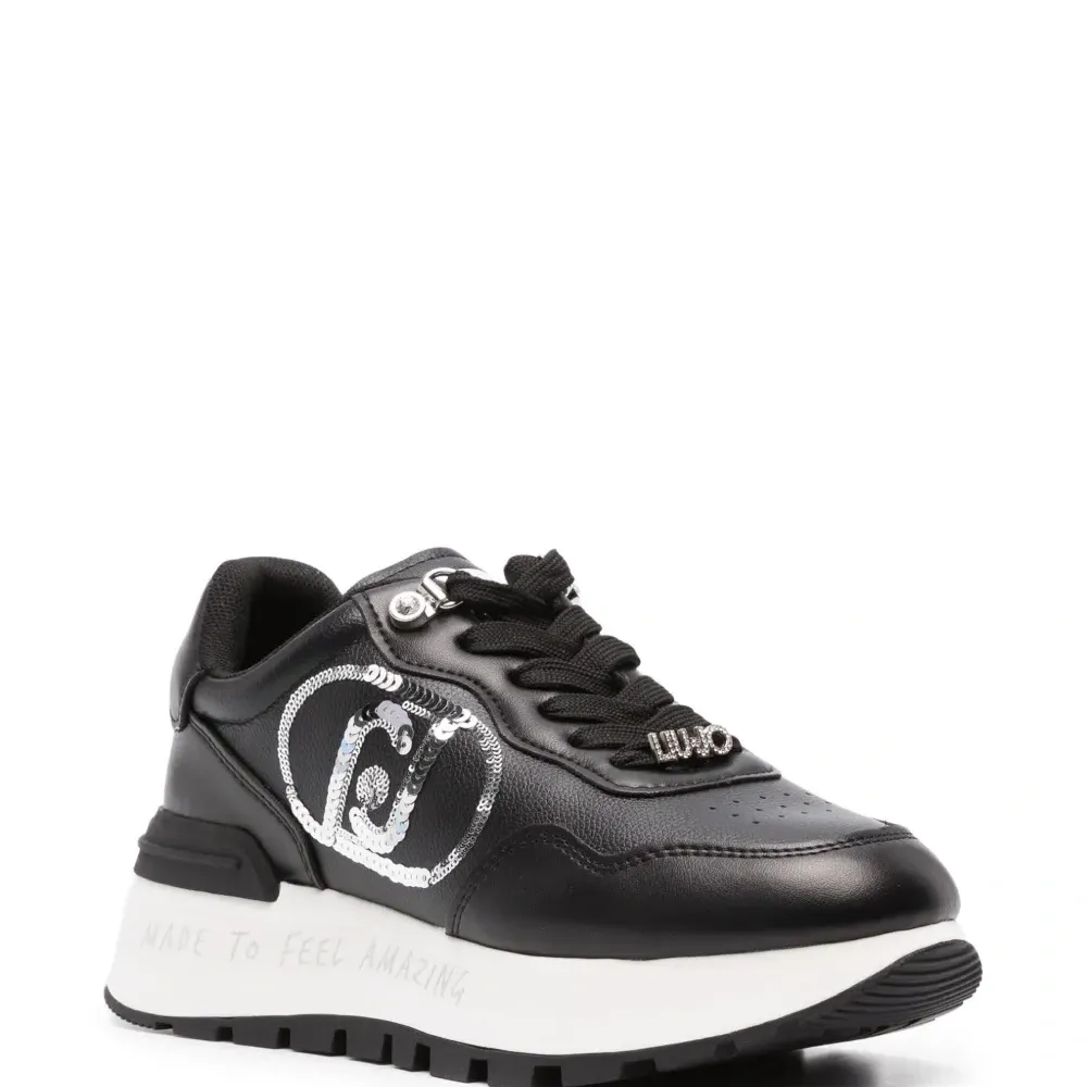 Кроссовки с логотипом