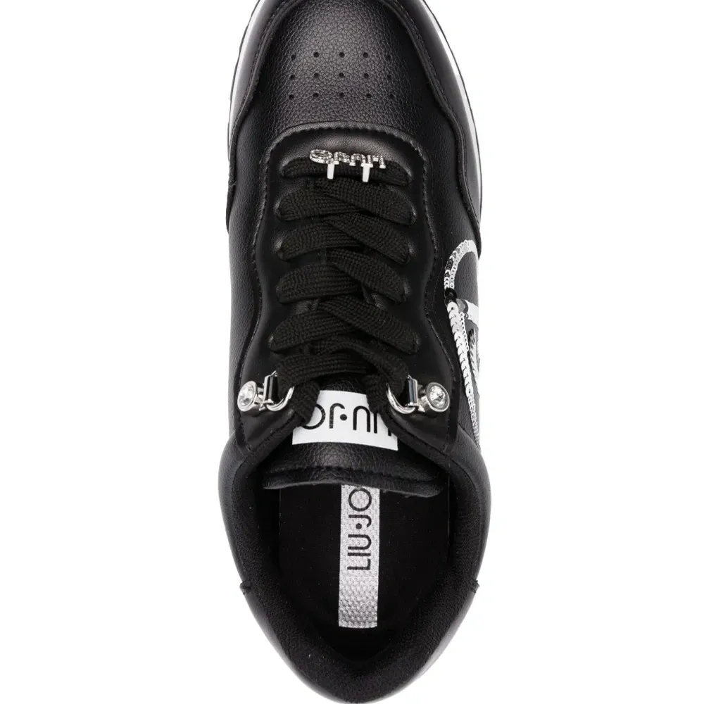 Кроссовки с логотипом