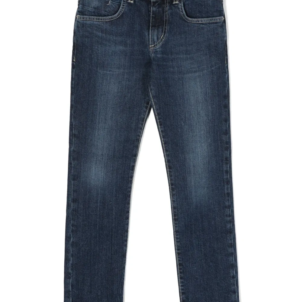 Узкие джинсы средней посадки