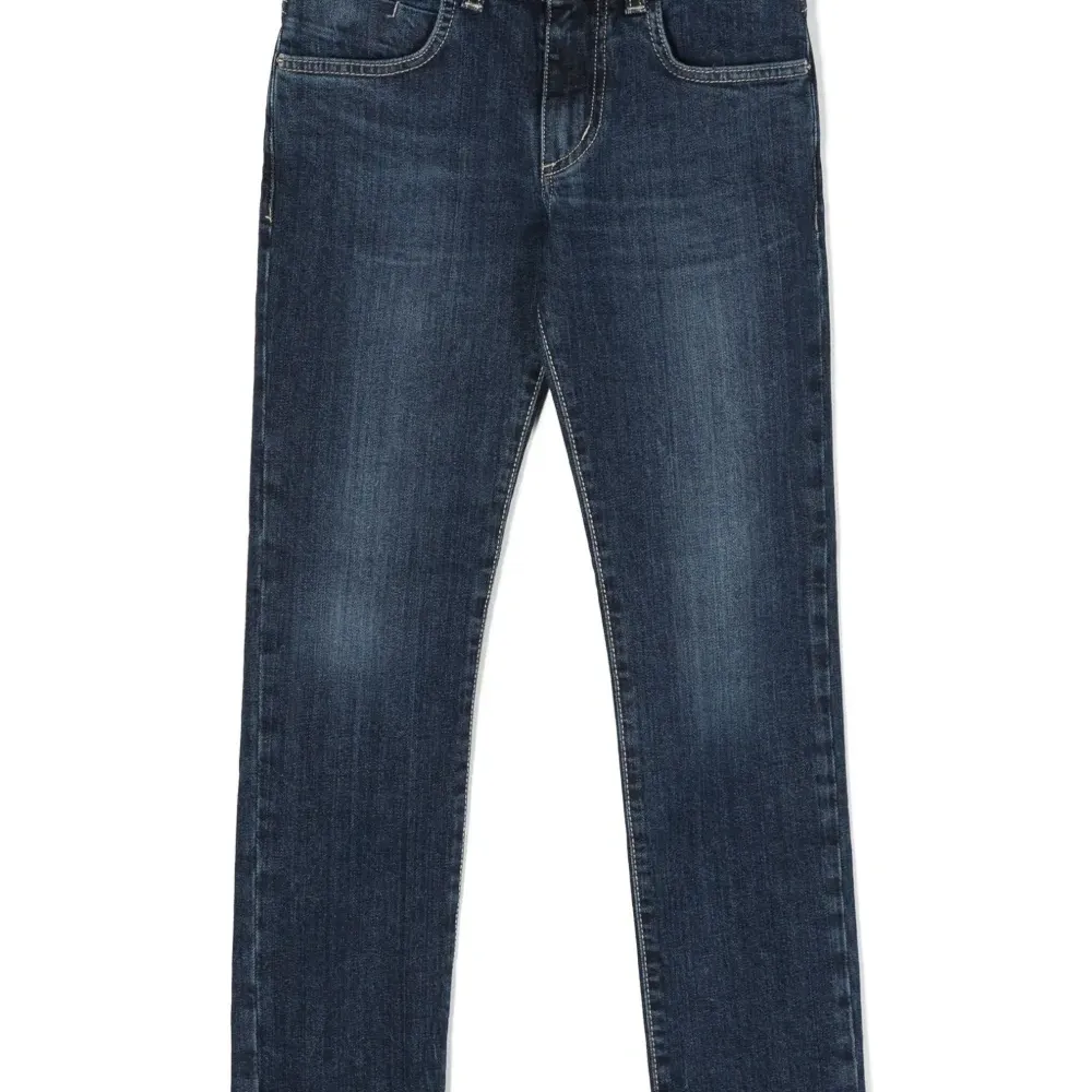 Узкие джинсы средней посадки