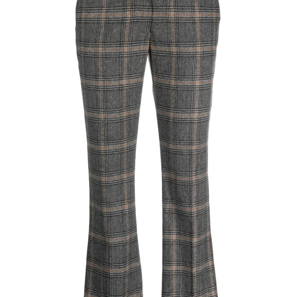 Клетчатые брюки строгого кроя Клетчатые брюки строгого кроя