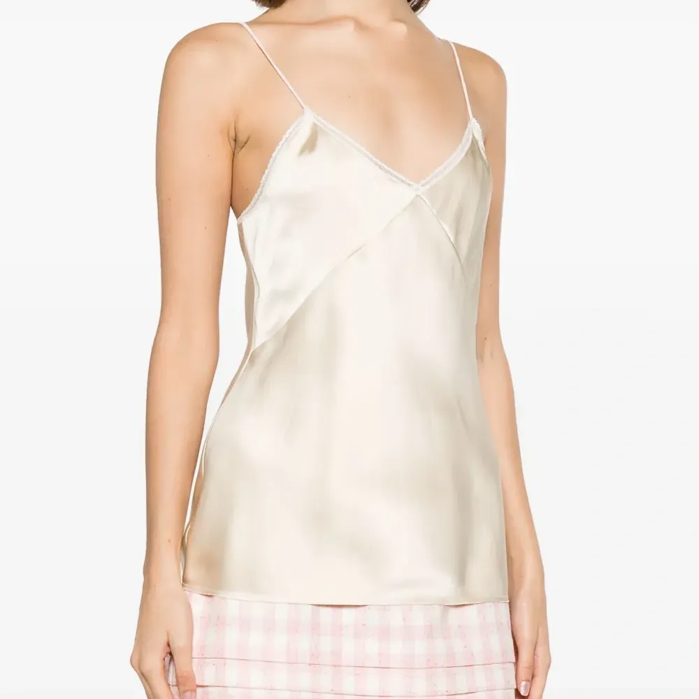 Атласный топ на тонких бретелях