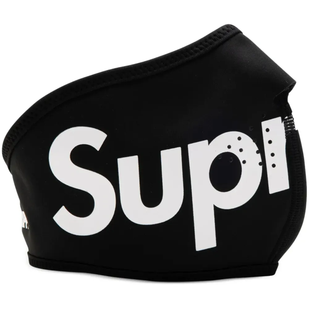 Маска с логотипом из коллаборации с Windstopper