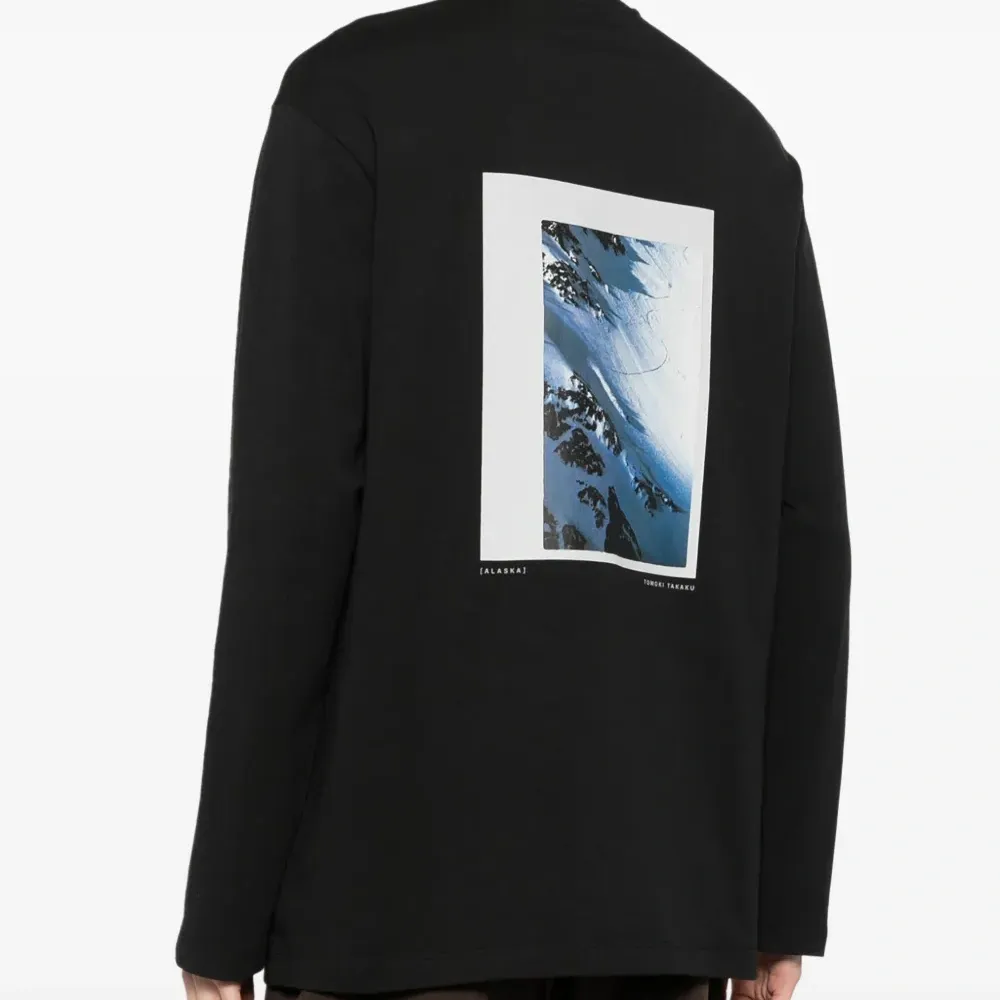 Футболка с воротником-стойкой