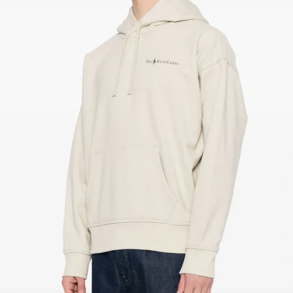 Худи с приспущенными плечами и логотипом Худи с приспущенными плечами и логотипом