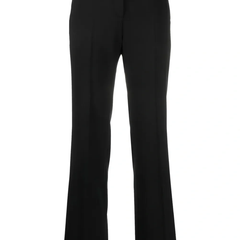 Расклешенные брюки строгого кроя