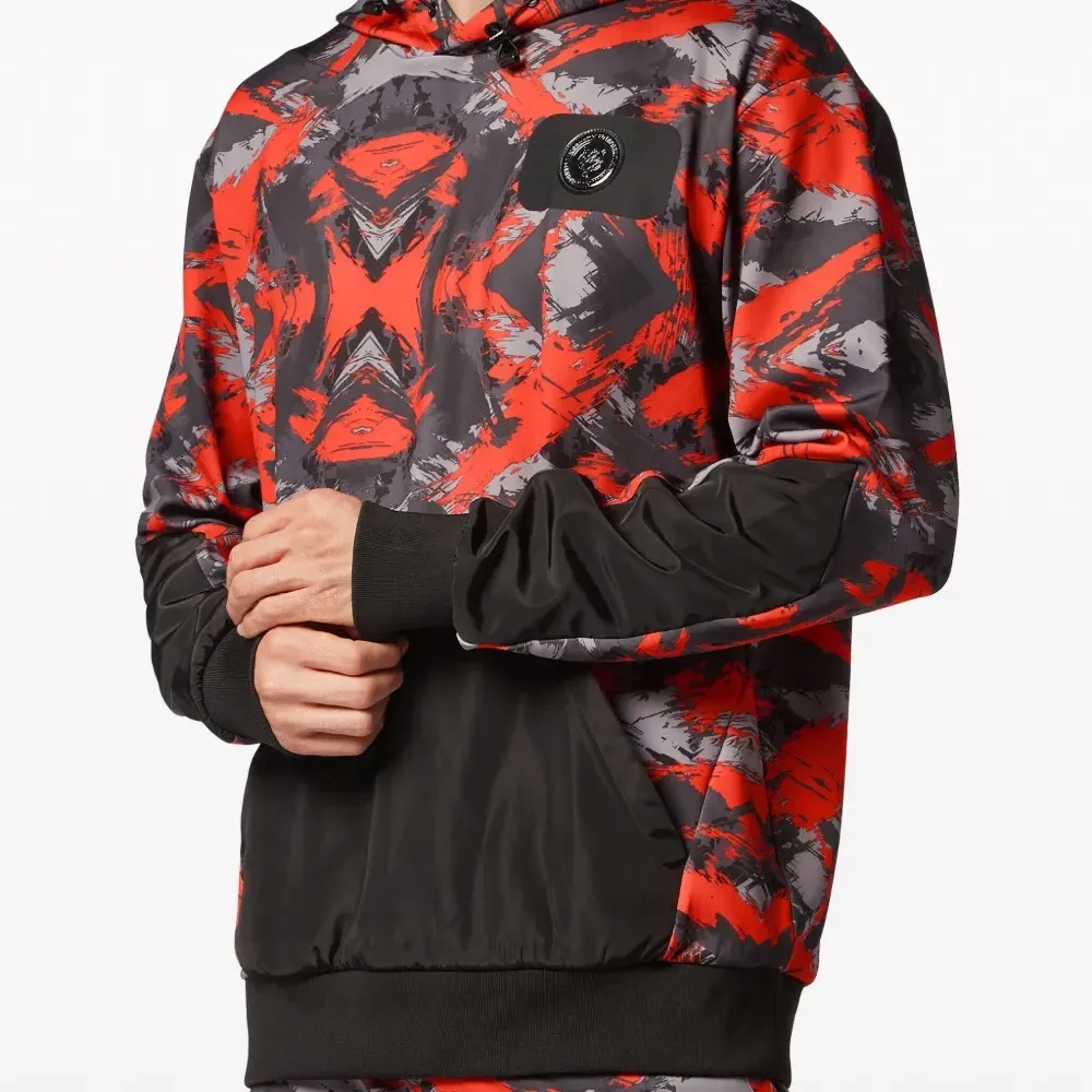 Худи с камуфляжным принтом и нашивкой-логотипом