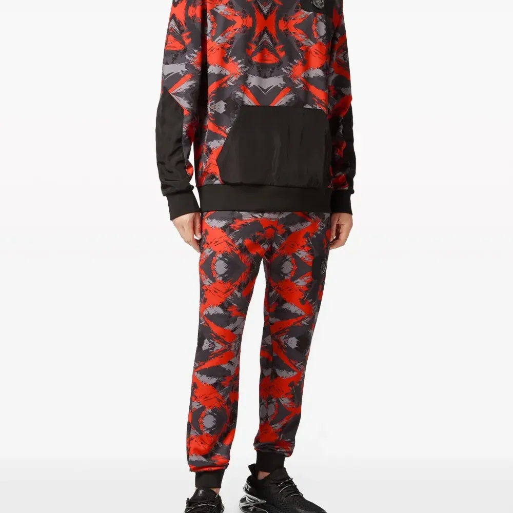 Худи с камуфляжным принтом и нашивкой-логотипом