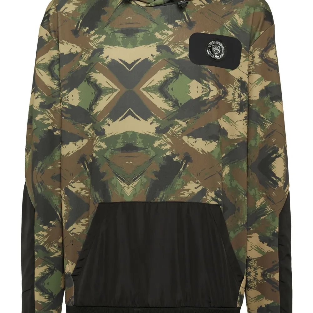 Худи с камуфляжным принтом и нашивкой-логотипом Худи с камуфляжным принтом и нашивкой-логотипом