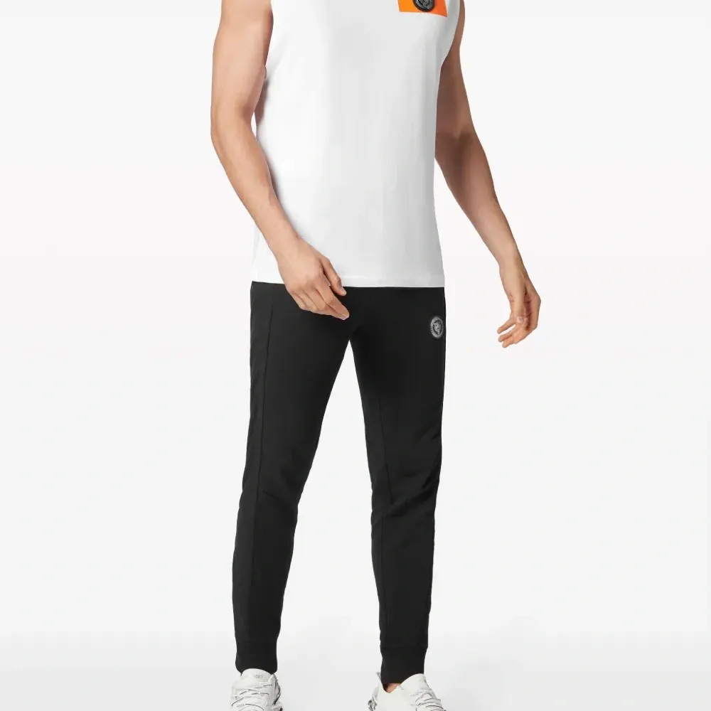 Топ с нашивкой-логотипом