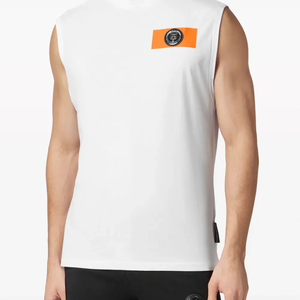 Топ с нашивкой-логотипом