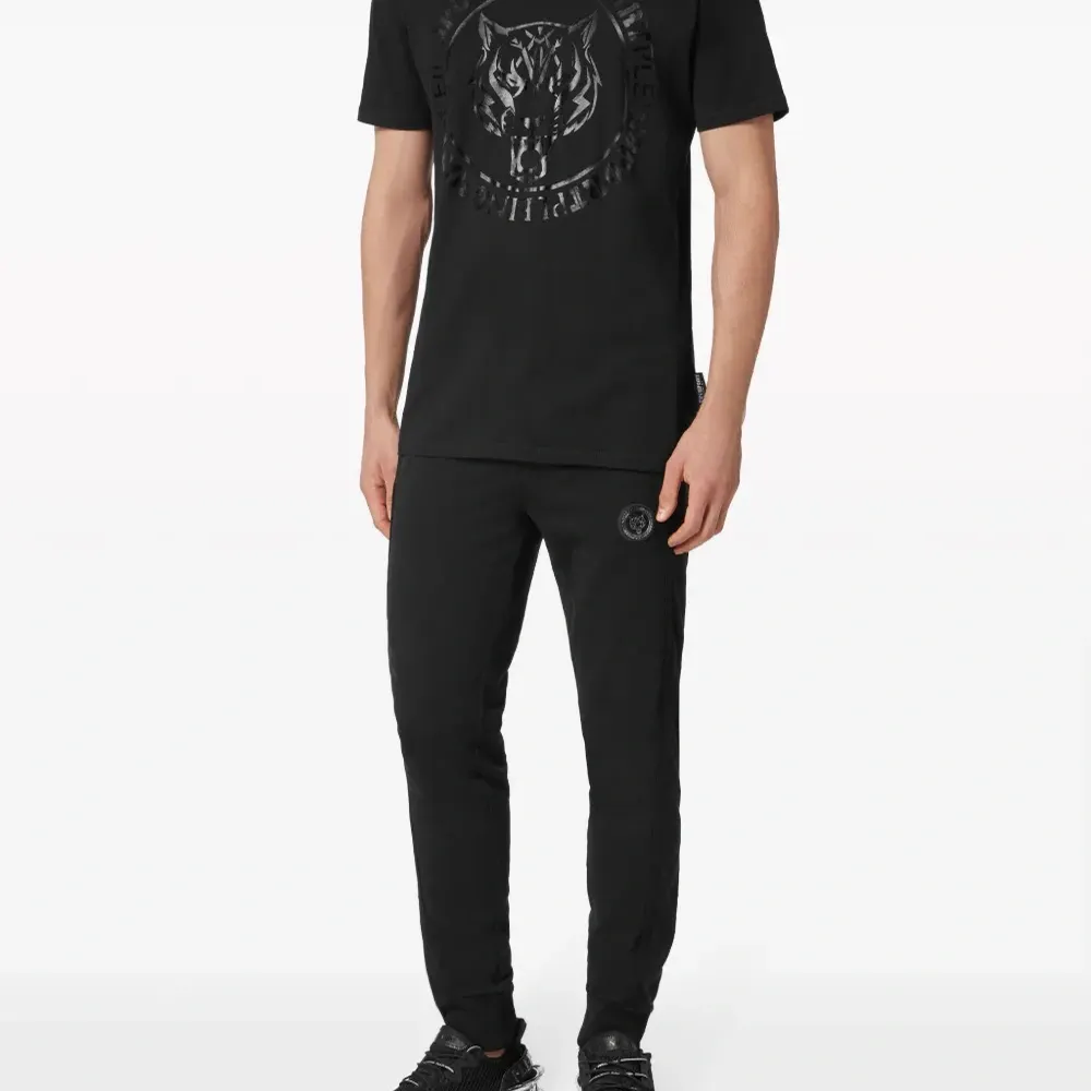 Футболка с логотипом