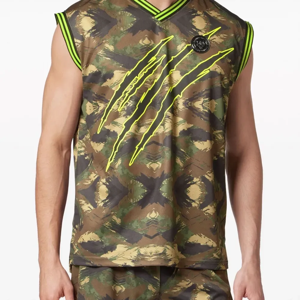 Топ с камуфляжным принтом и логотипом