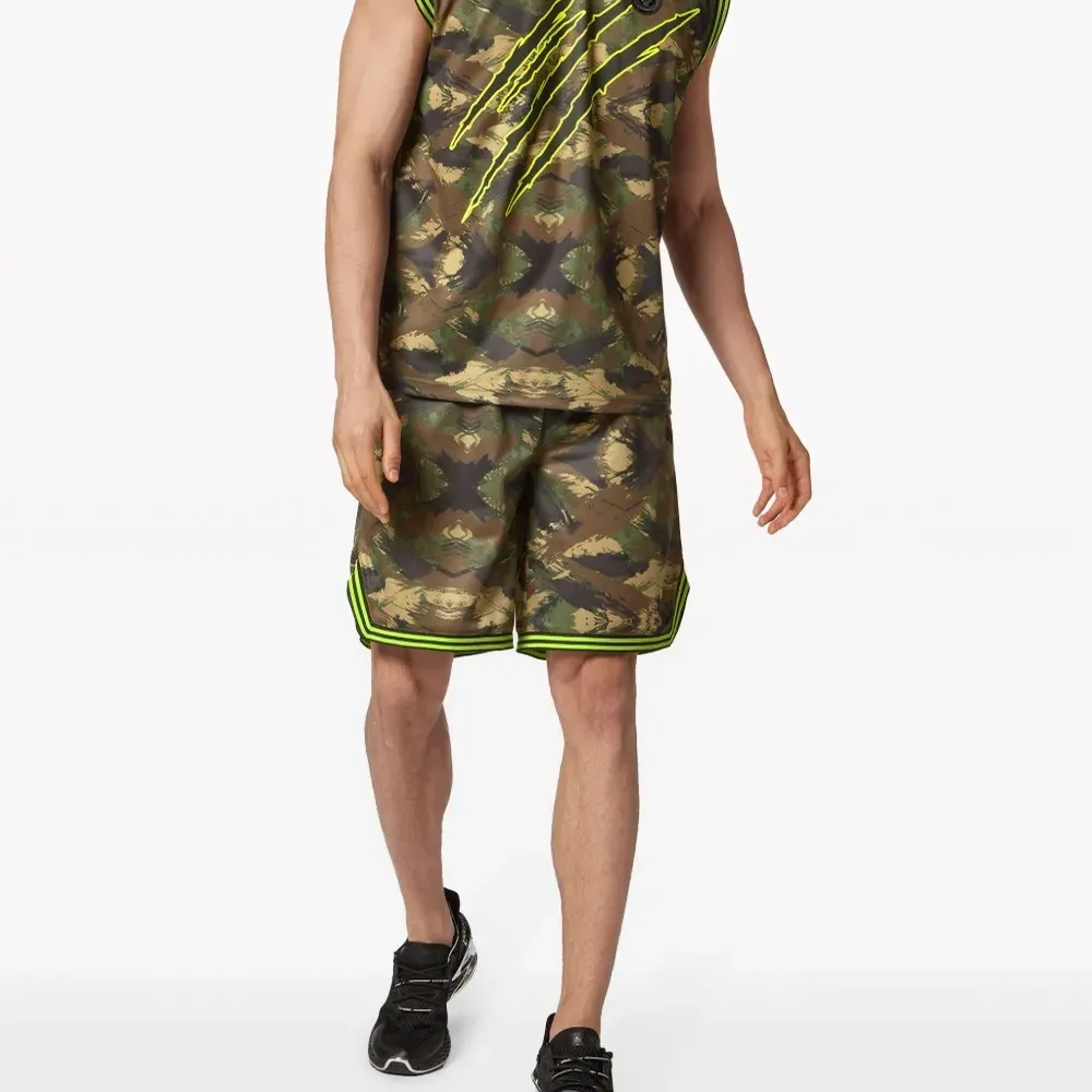 Топ с камуфляжным принтом и логотипом