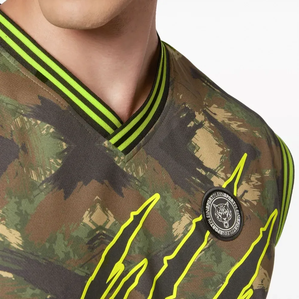 Топ с камуфляжным принтом и логотипом