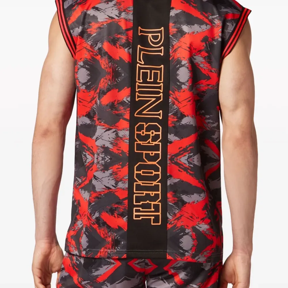 Топ с камуфляжным принтом и логотипом