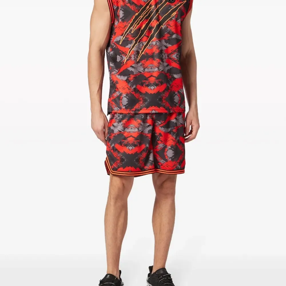 Топ с камуфляжным принтом и логотипом