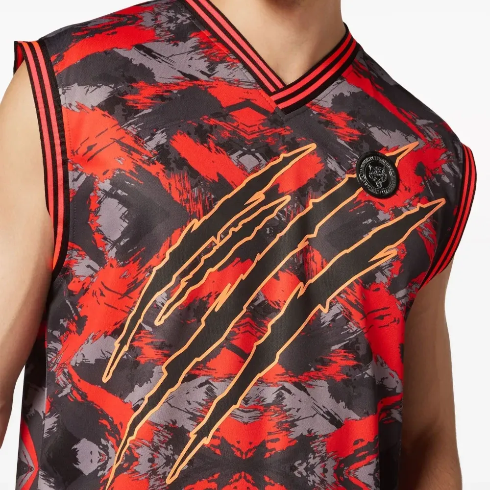 Топ с камуфляжным принтом и логотипом