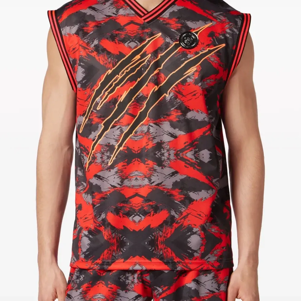 Топ с камуфляжным принтом и логотипом