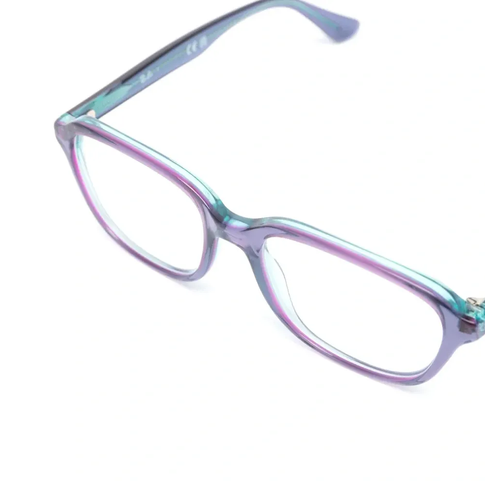 Очки в квадратной оправе