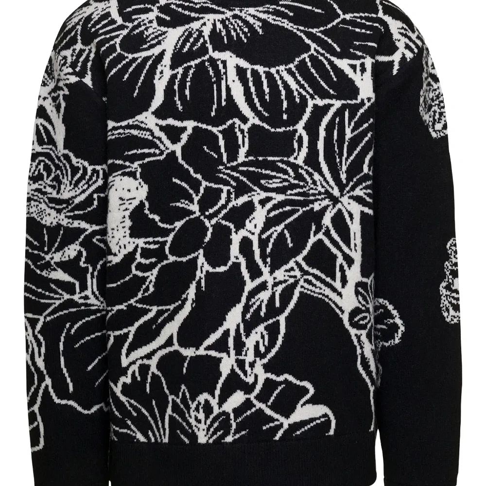 Свитер с цветочной вышивкой