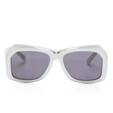 Солнцезащитные очки в массивной оправе