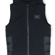 Жилет с капюшоном и нашивкой-логотипом Жилет с капюшоном и нашивкой-логотипом