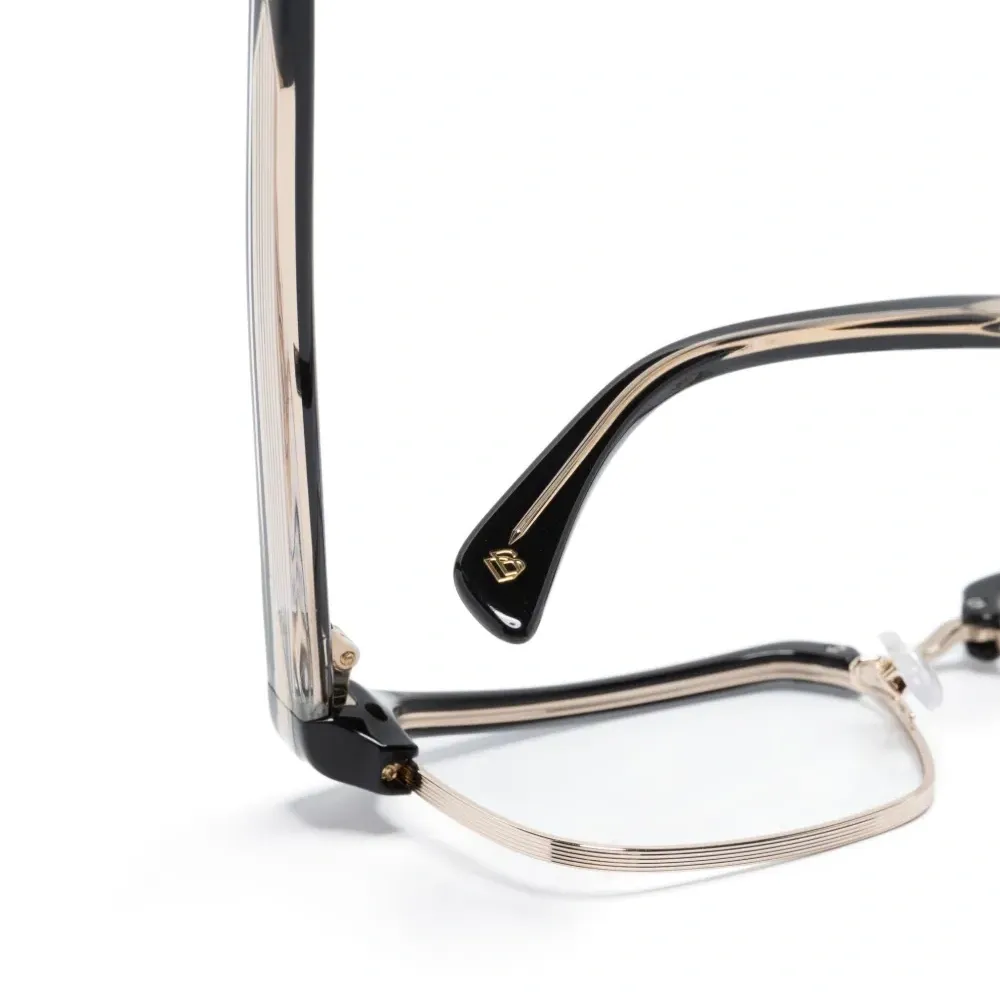 Очки в квадратной оправе