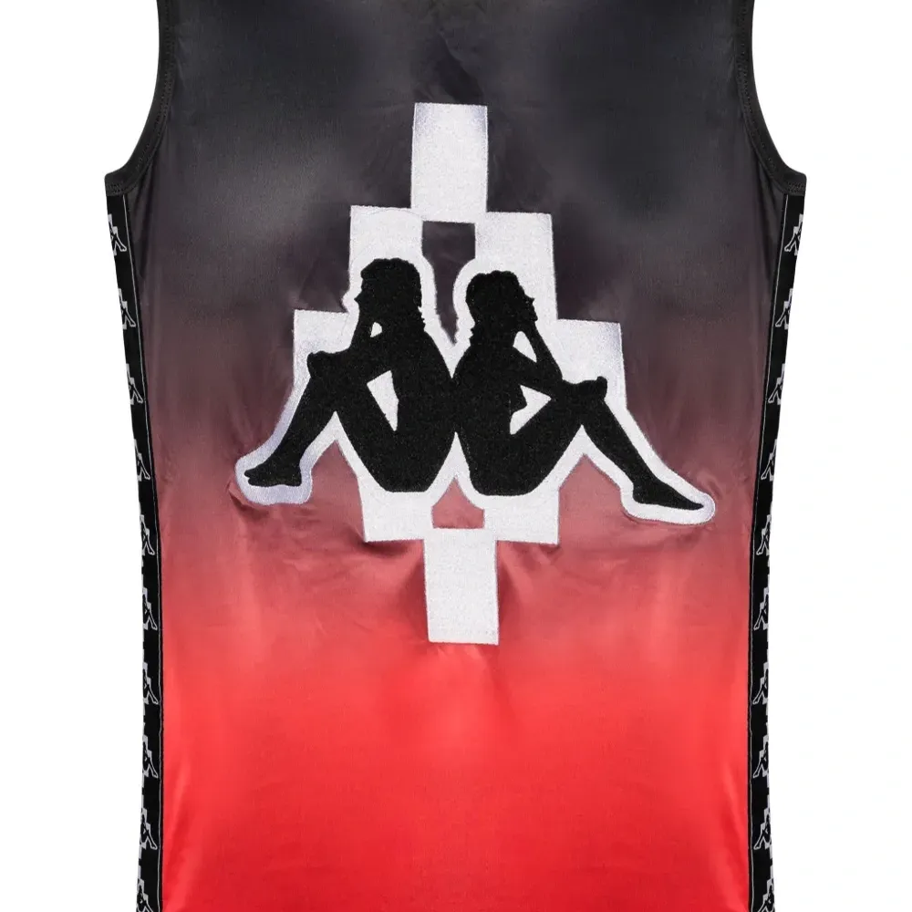 Топ с логотипом из коллаборации с Kappa