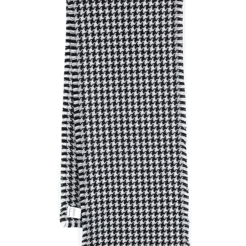 Шерстяной шарф в ломаную клетку