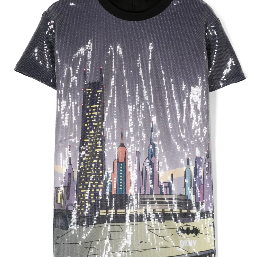 Платье с короткими рукавами и пайетками