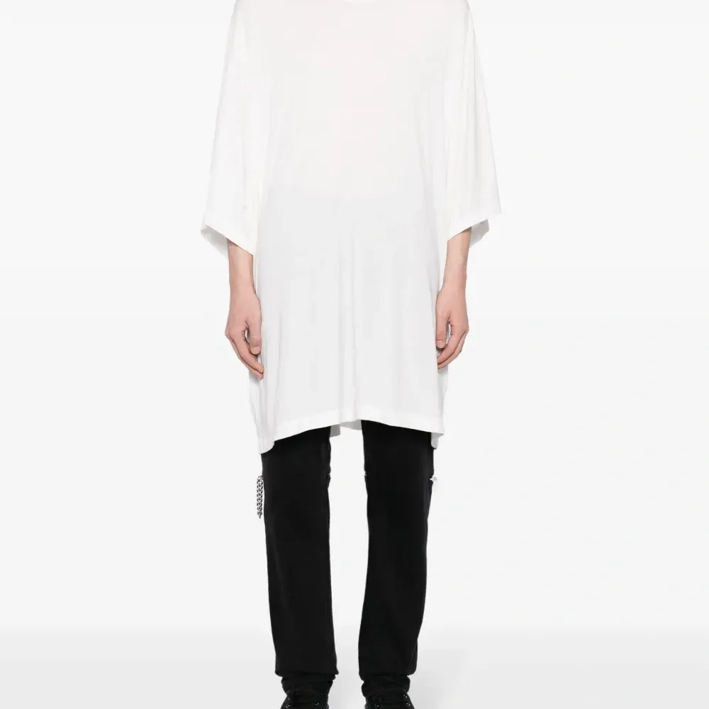 Футболка с приспущенными плечами