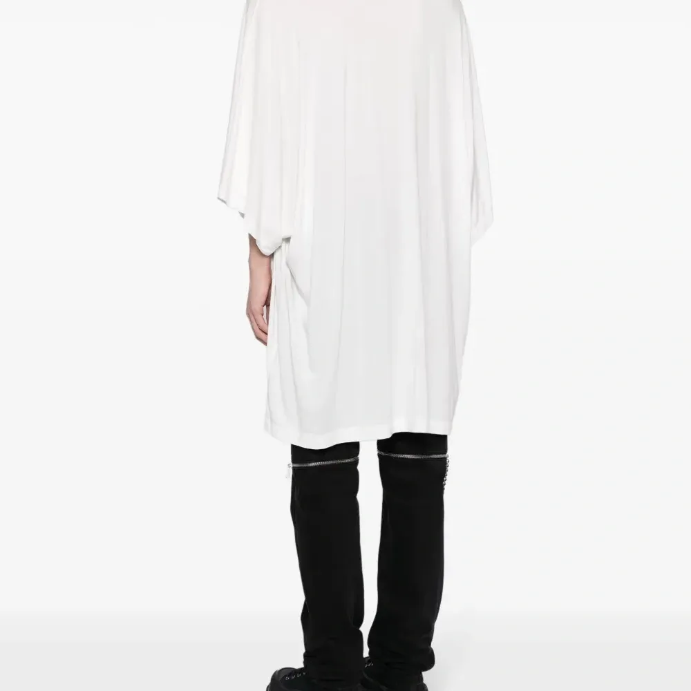 Футболка с приспущенными плечами