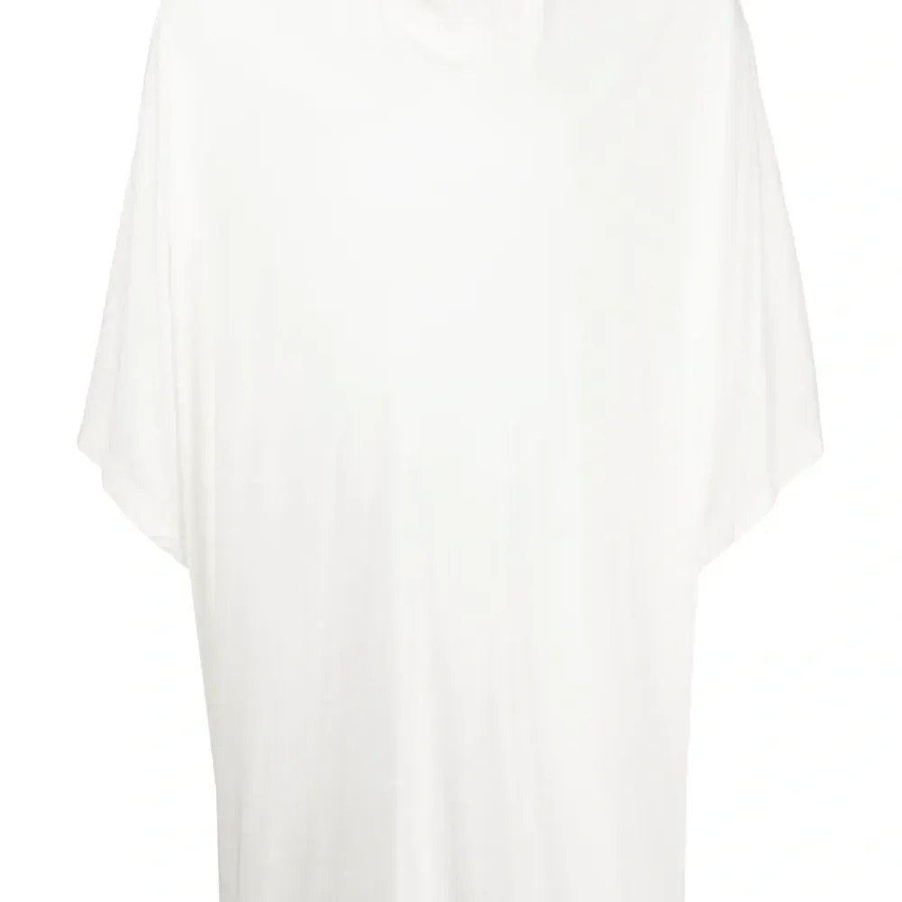 Футболка с приспущенными плечами