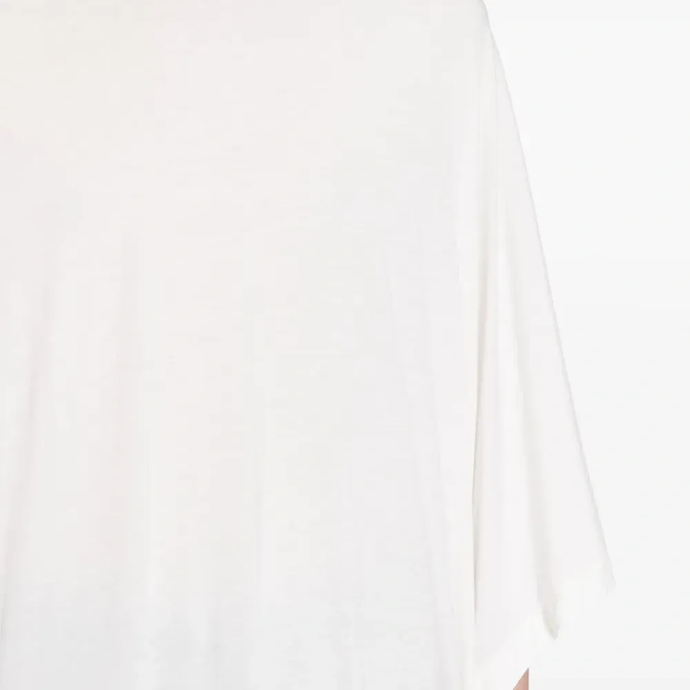 Футболка с приспущенными плечами