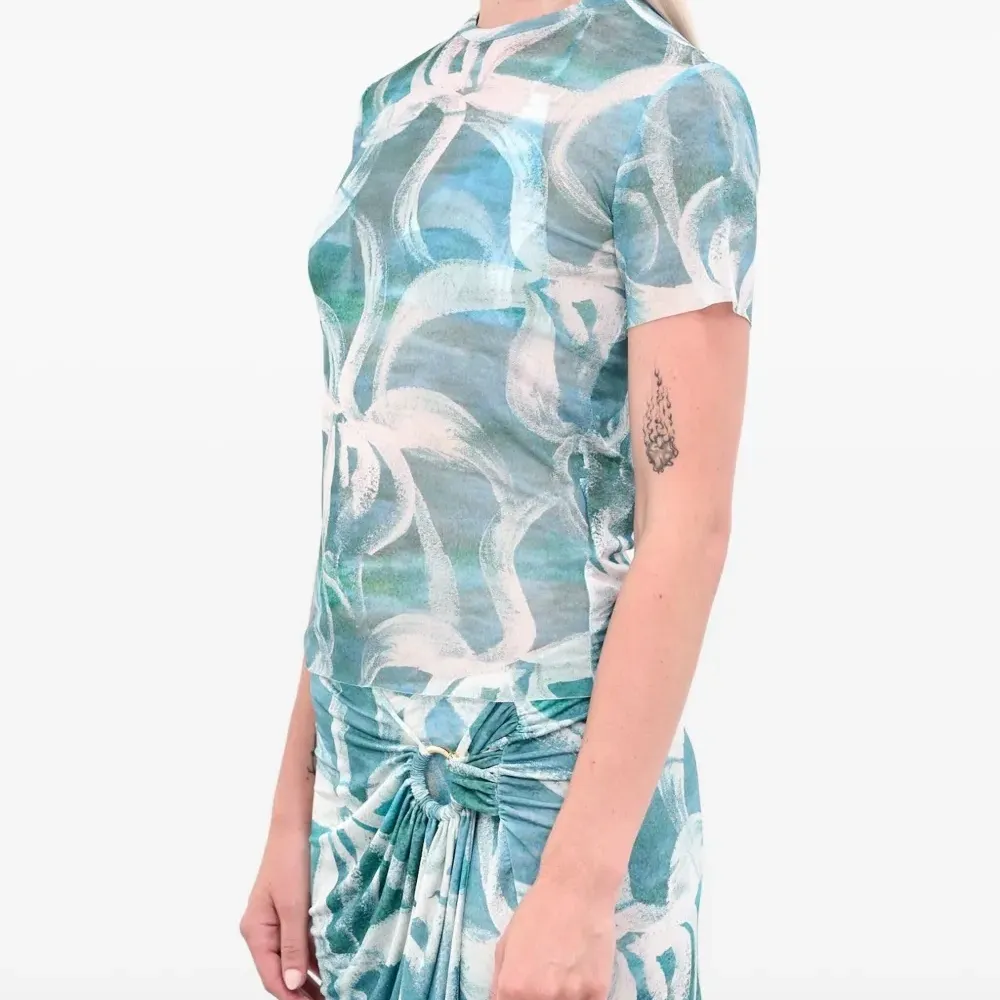 Футболка с абстрактным принтом