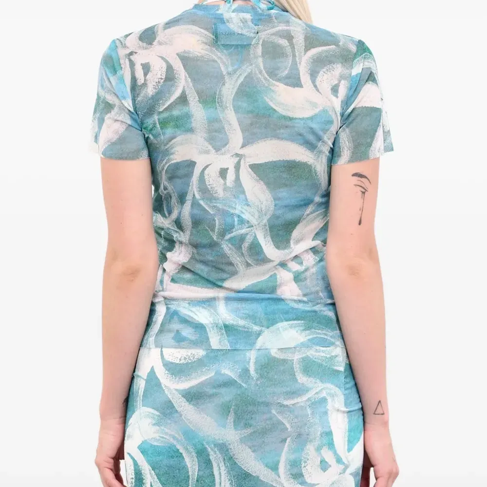 Футболка с абстрактным принтом