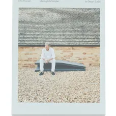 Книга с графичным принтом