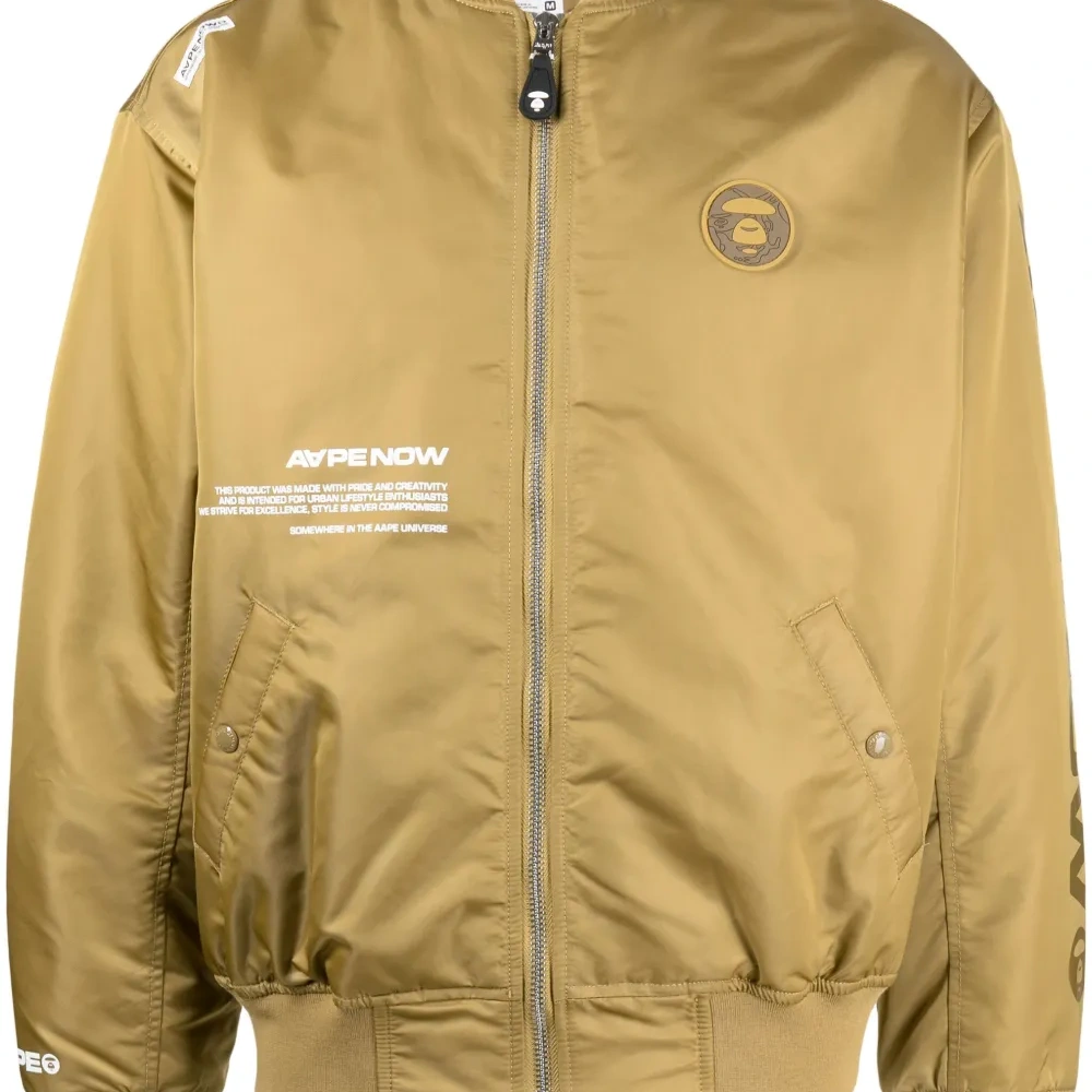 Бомбер на молнии с нашивкой-логотипом