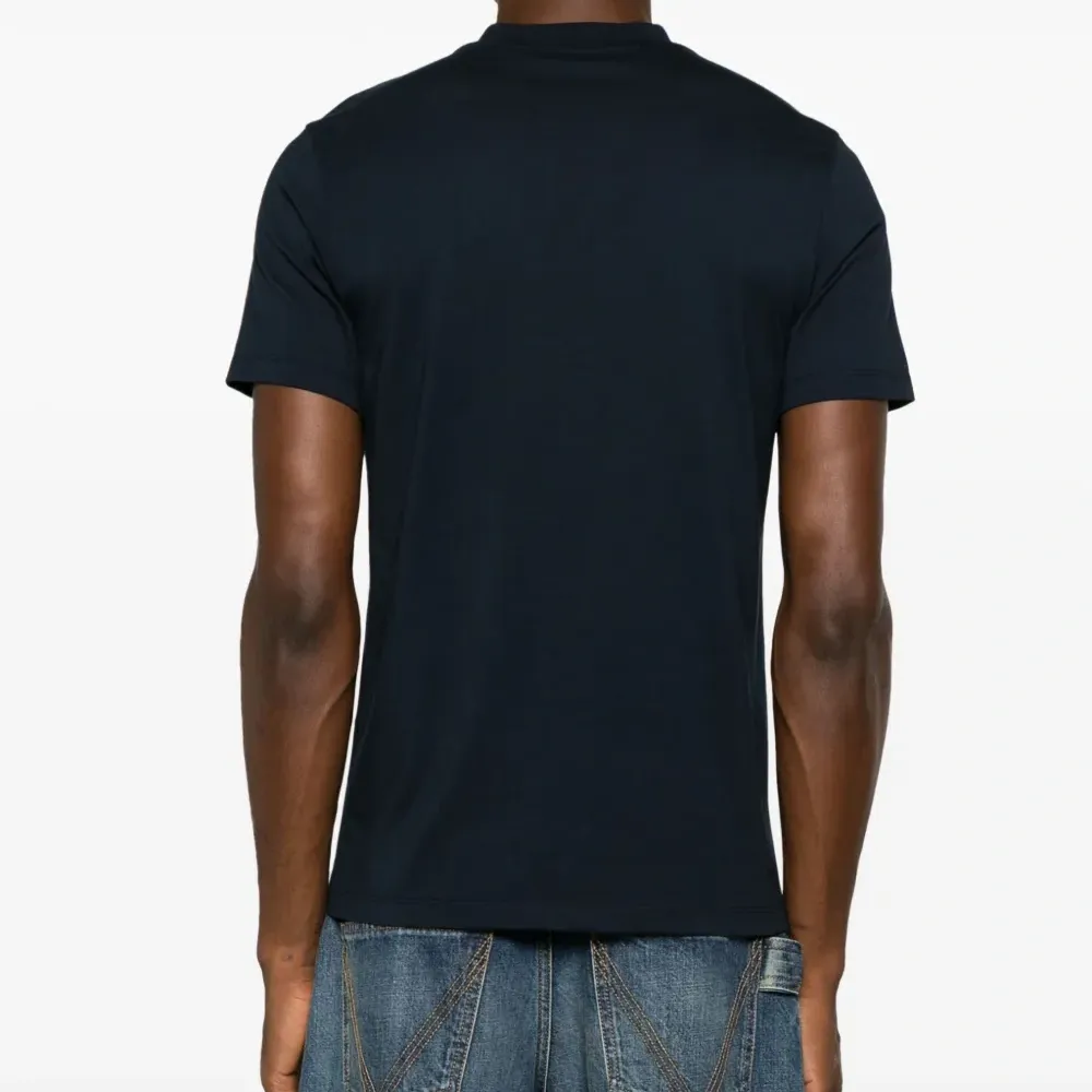 Футболка с вышитым логотипом