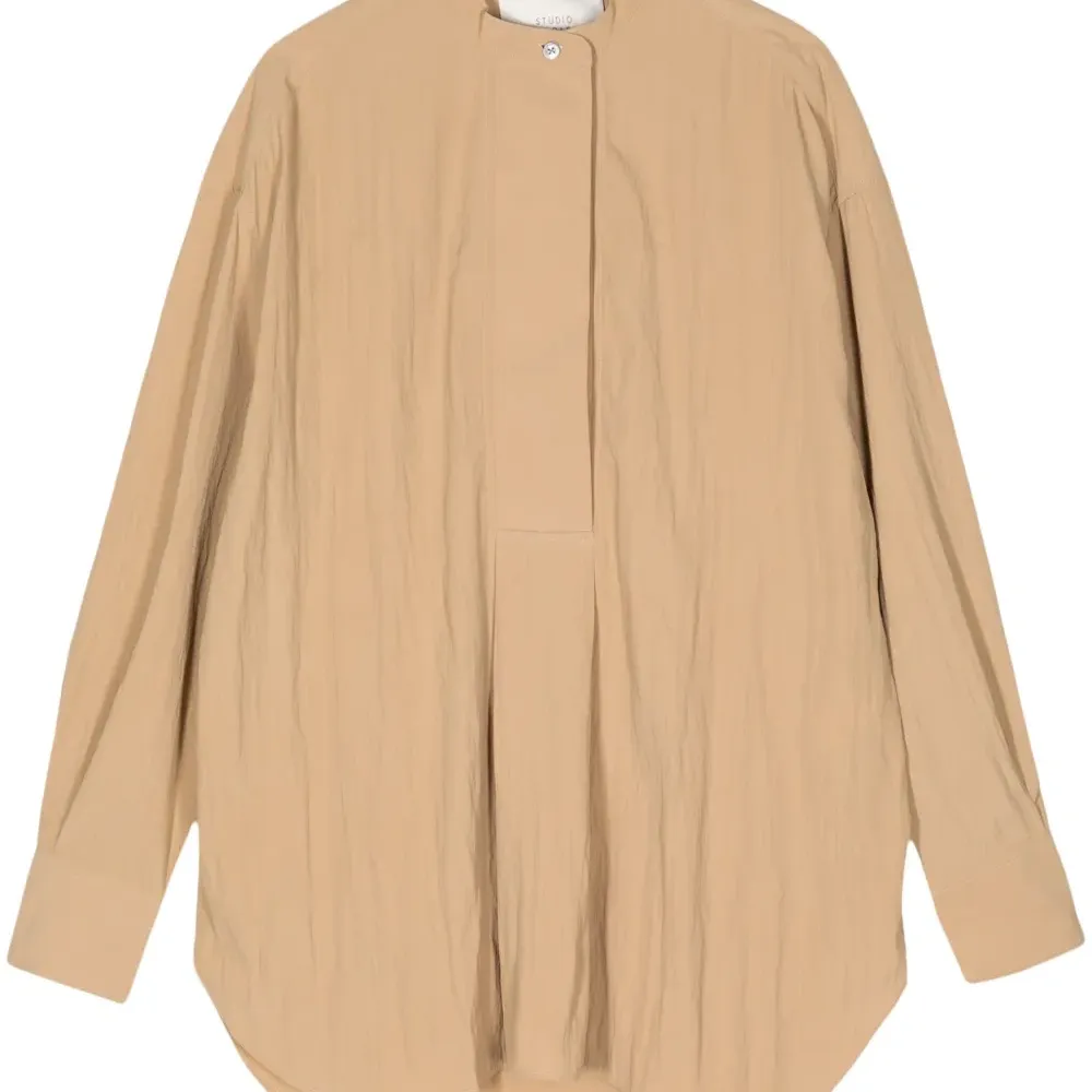 Блузка с воротником-стойкой и длинными рукавами