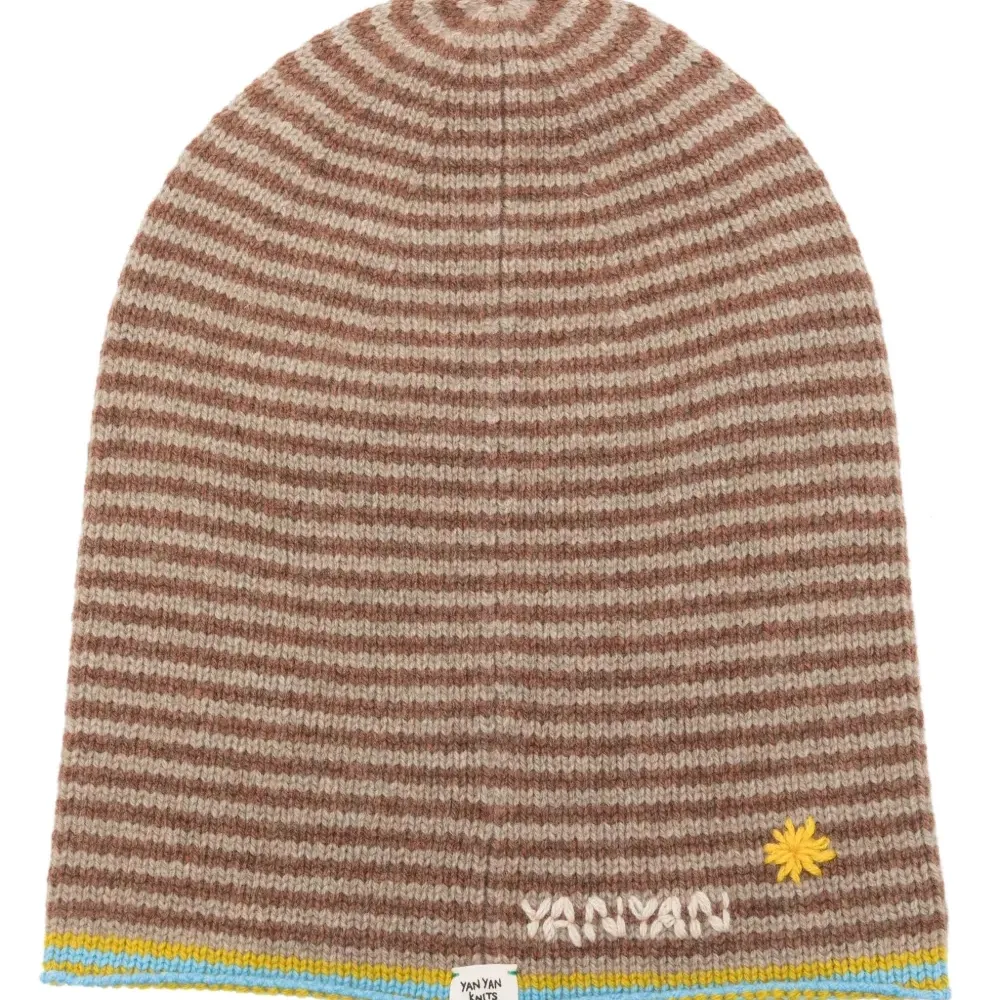 Полосатая шапка бини с вышитым логотипом