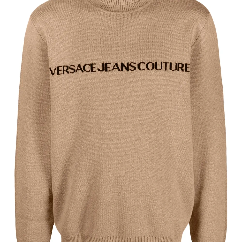 Джемпер с высоким воротником и логотипом