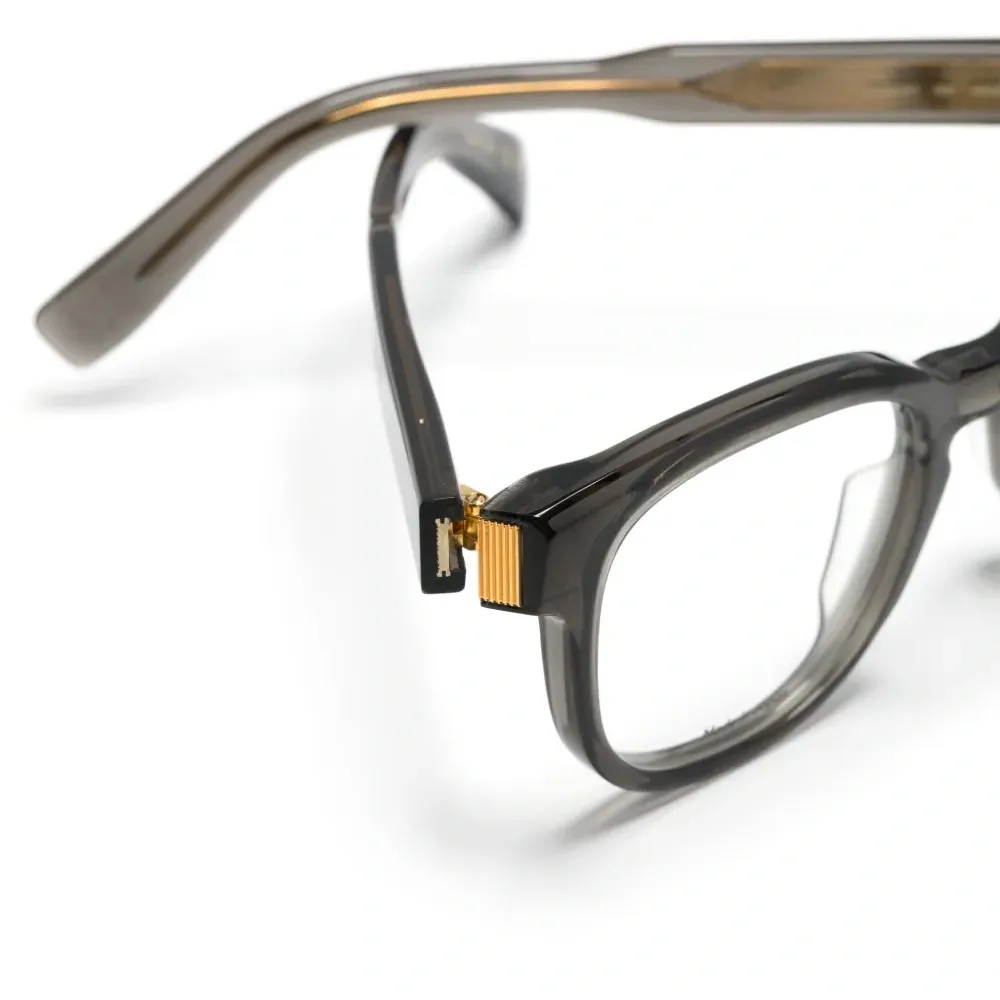 Очки в прозрачной квадратной оправе