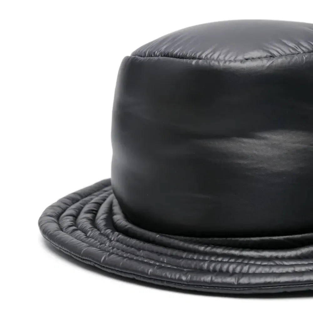 Дутая панама с нашивкой-логотипом