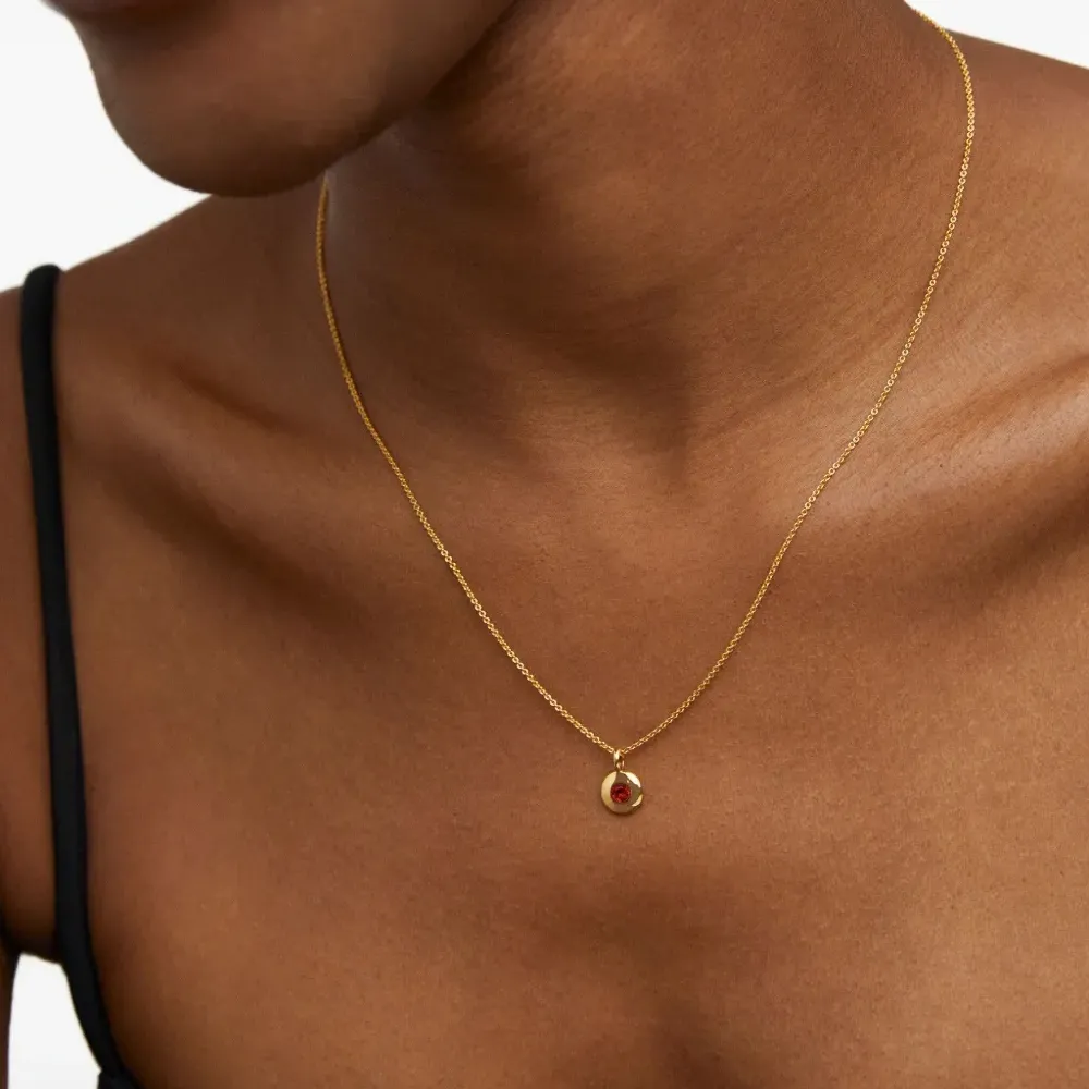 Колье с круглым кулоном, украшенным кристаллами Колье с круглым кулоном, украшенным кристаллами