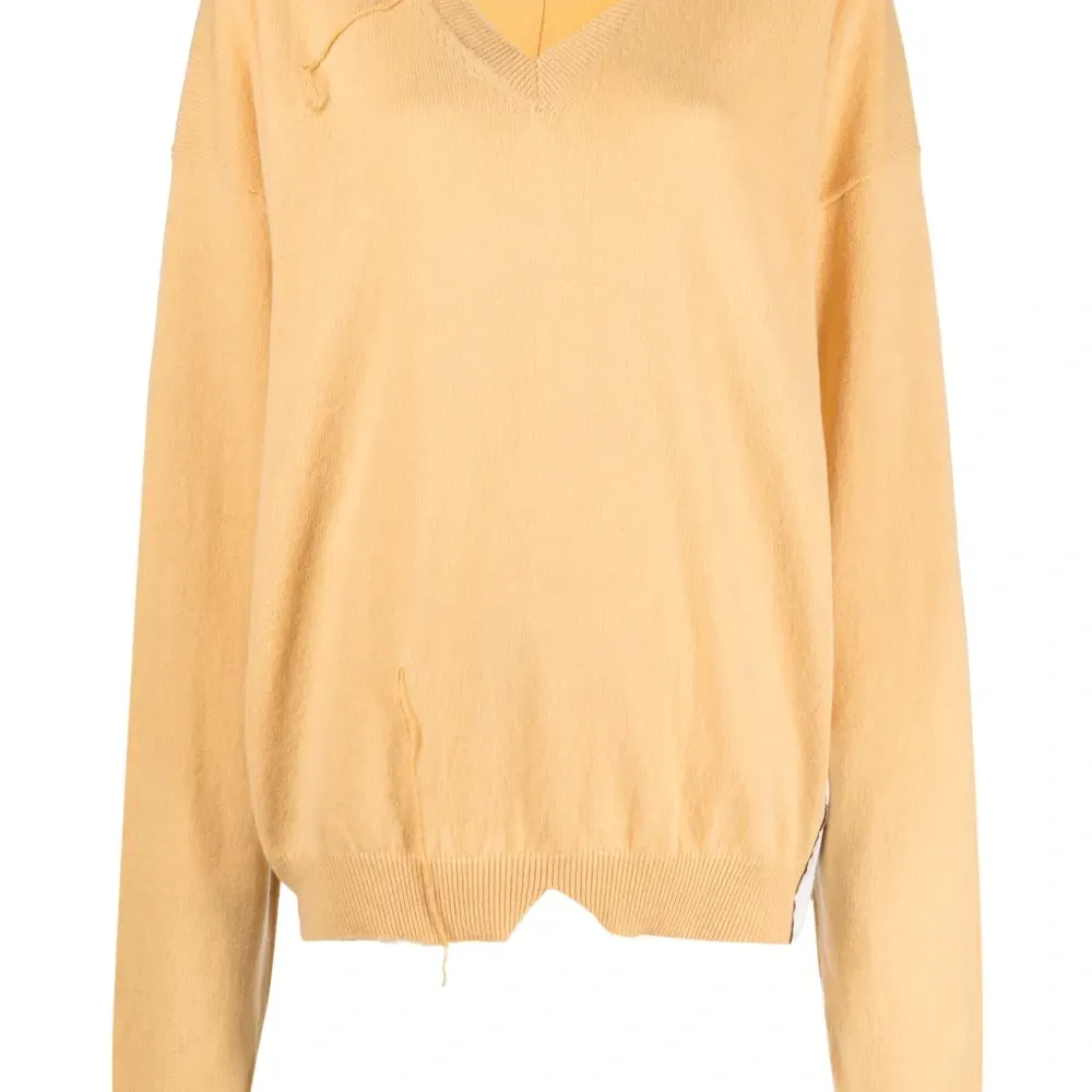 Джемпер с V-образным вырезом и эффектом потертости